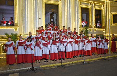 Sarau natalino transforma Museu em palco central de música e luz