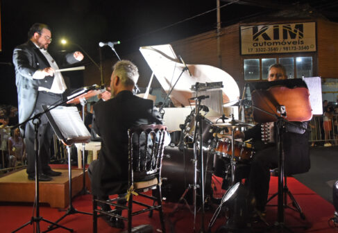 Sarau natalino transforma Museu em palco central de música e luz