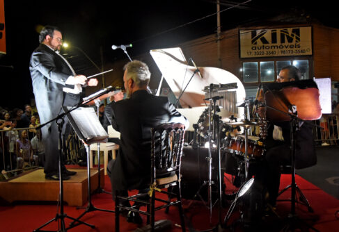 Sarau natalino transforma Museu em palco central de música e luz