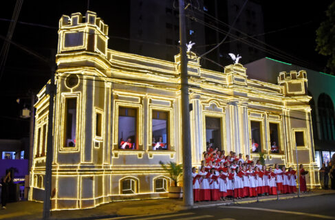 Sarau natalino transforma Museu em palco central de música e luz