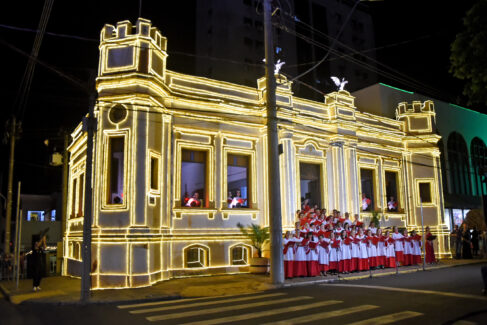Sarau natalino transforma Museu em palco central de música e luz