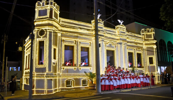 Sarau natalino transforma Museu em palco central de música e luz