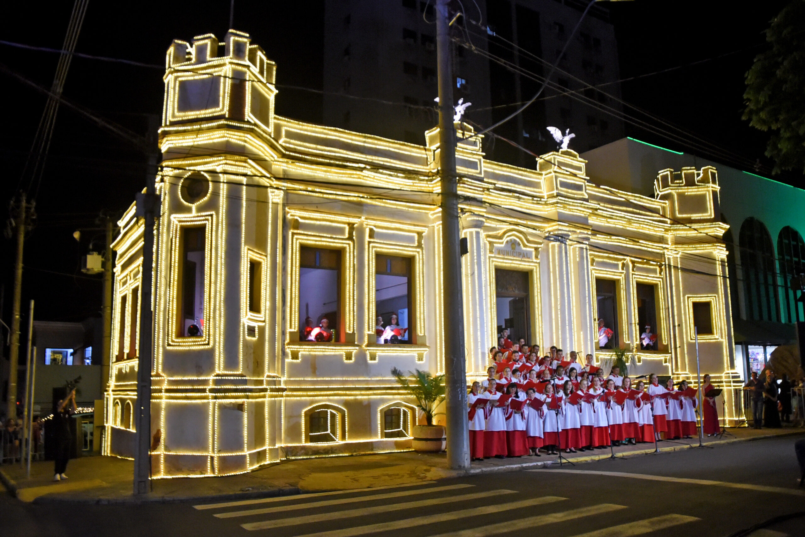 Sarau natalino transforma Museu em palco central de música e luz