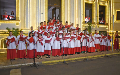 Sarau natalino transforma Museu em palco central de música e luz