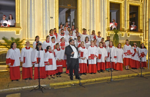 Sarau natalino transforma Museu em palco central de música e luz