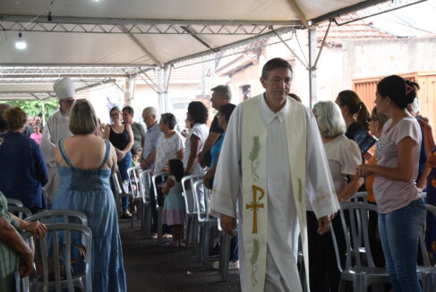 As festividades de Santos Reis prosseguem hoje (9) com a realização da tradicional procissão. Segundo o padre Deonísio Helko, pároco da Paróquia Santo Antônio de Pádua, às 18h30