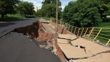 Paredão cedeu devido às chuvas e afundou calçada e via pública