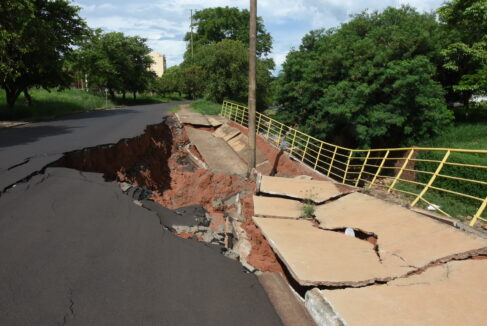 Paredão cedeu devido às chuvas e afundou calçada e via pública