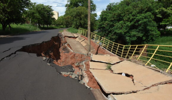 Paredão cedeu devido às chuvas e afundou calçada e via pública