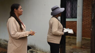 Agentes do Controle de Vetores de Barretos realizam visitas casa a casa para eliminar criadouros do mosquito transmissor