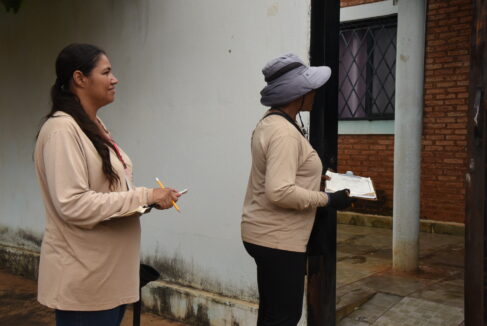 Agentes do Controle de Vetores de Barretos realizam visitas casa a casa para eliminar criadouros do mosquito transmissor