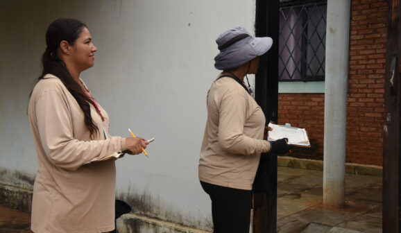 Agentes do Controle de Vetores de Barretos realizam visitas casa a casa para eliminar criadouros do mosquito transmissor