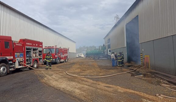 Bombeiros apagam incêndio causa em barracão de confinamento (Foto: O Diário de Barretos)