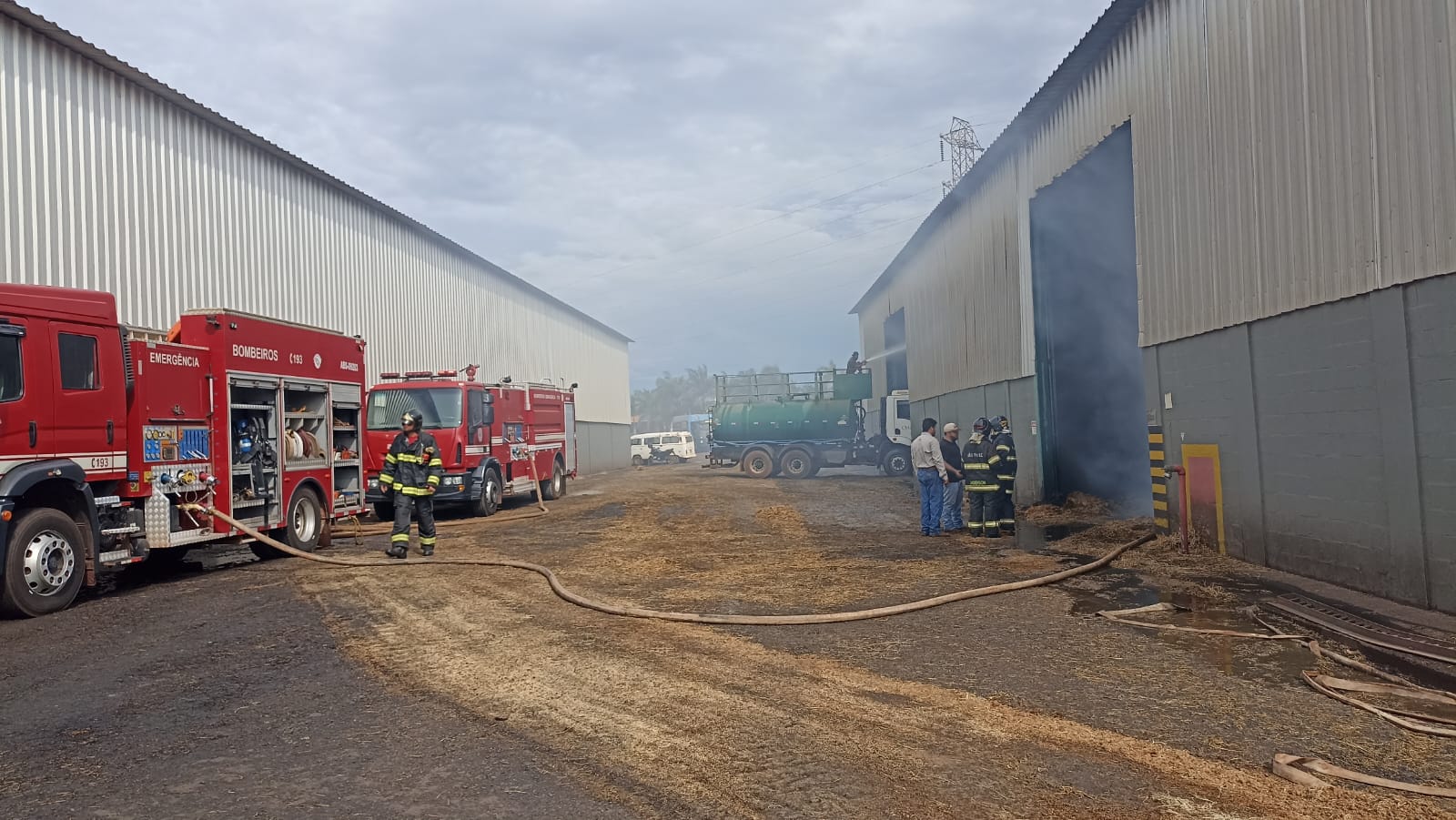 Bombeiros apagam incêndio em barracão de confinamento