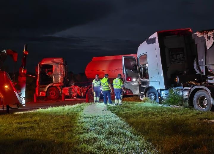 Colisão envolve caminhões na rodovia Fábio Talarico