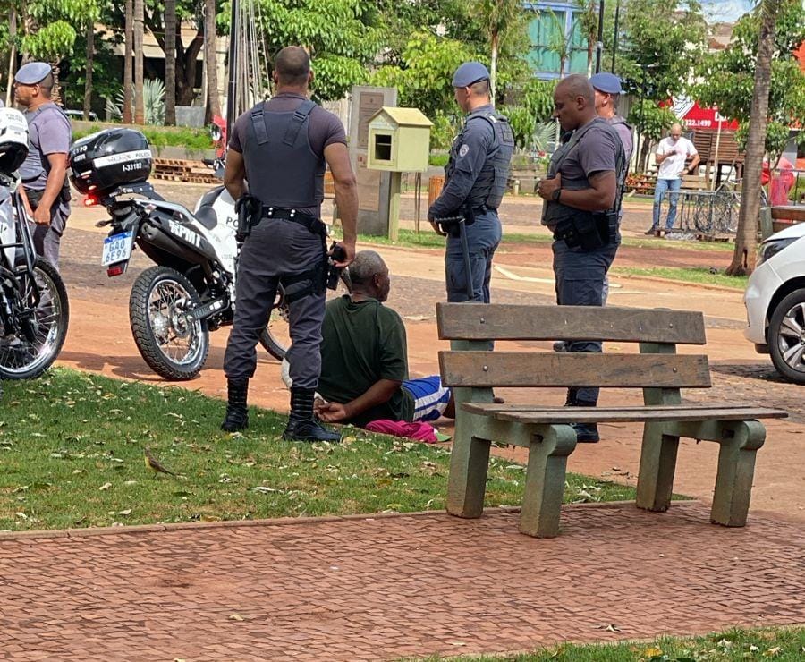 Briga envolvendo “moradores de rua” mobiliza PM na Praça Francisco Barreto