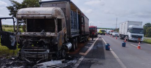 Bombeiros apagam incêndio em caminhão na rodovia Brigadeiro Faria Lima (Foto: O Diário de Barretos)