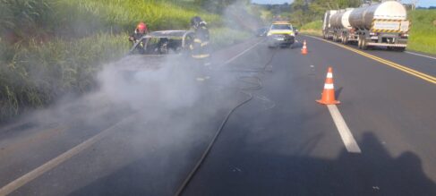 Carro é destruído em incêndio na rodovia Assis Chateaubriand (FOTO: O Diário de Barretos)