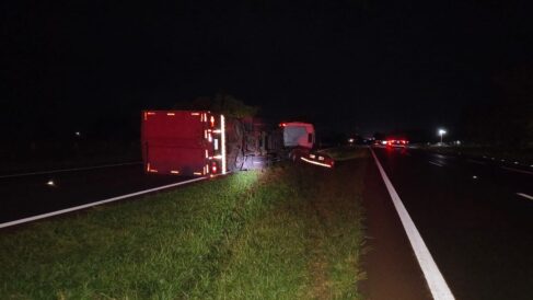 Caminhão carregado de aparelhos de ar-condicionado tomba na Faria Lima (Foto: O Diário de Barretos)