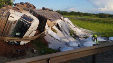 As equipes do Corpo de Bombeiros e do SAMU foram acionadas na tarde deste sábado (10) para atender a um acidente no trevo de acesso da rodovia Assis Chateaubriand à rodovia Brigadeiro Faria Lima, em Barretos.