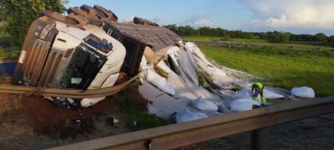 As equipes do Corpo de Bombeiros e do SAMU foram acionadas na tarde deste sábado (10) para atender a um acidente no trevo de acesso da rodovia Assis Chateaubriand à rodovia Brigadeiro Faria Lima, em Barretos.