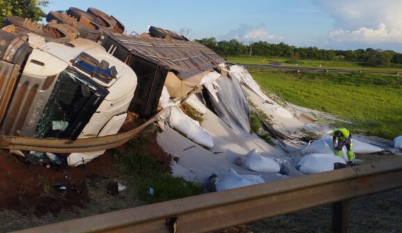 As equipes do Corpo de Bombeiros e do SAMU foram acionadas na tarde deste sábado (10) para atender a um acidente no trevo de acesso da rodovia Assis Chateaubriand à rodovia Brigadeiro Faria Lima, em Barretos.
