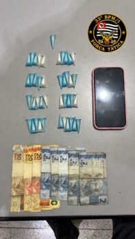 Os policiais militares Cabo Paulo e Soldado Morelli apresentaram no Plantão Policial o acusado J. P. P. R., de 18 anos, abordado na Rua Nicomedes de Oliveira Mafra, no bairro Zequinha Amêndola.