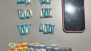 Os policiais militares Cabo Paulo e Soldado Morelli apresentaram no Plantão Policial o acusado J. P. P. R., de 18 anos, abordado na Rua Nicomedes de Oliveira Mafra, no bairro Zequinha Amêndola.