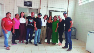 Cantor Rionegro participa de entrega da lavanderia da Casa Vovô Antônio