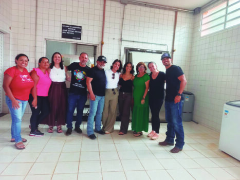 Cantor Rionegro participa de entrega da lavanderia da Casa Vovô Antônio