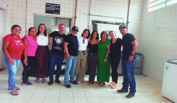 Cantor Rionegro participa de entrega da lavanderia da Casa Vovô Antônio
