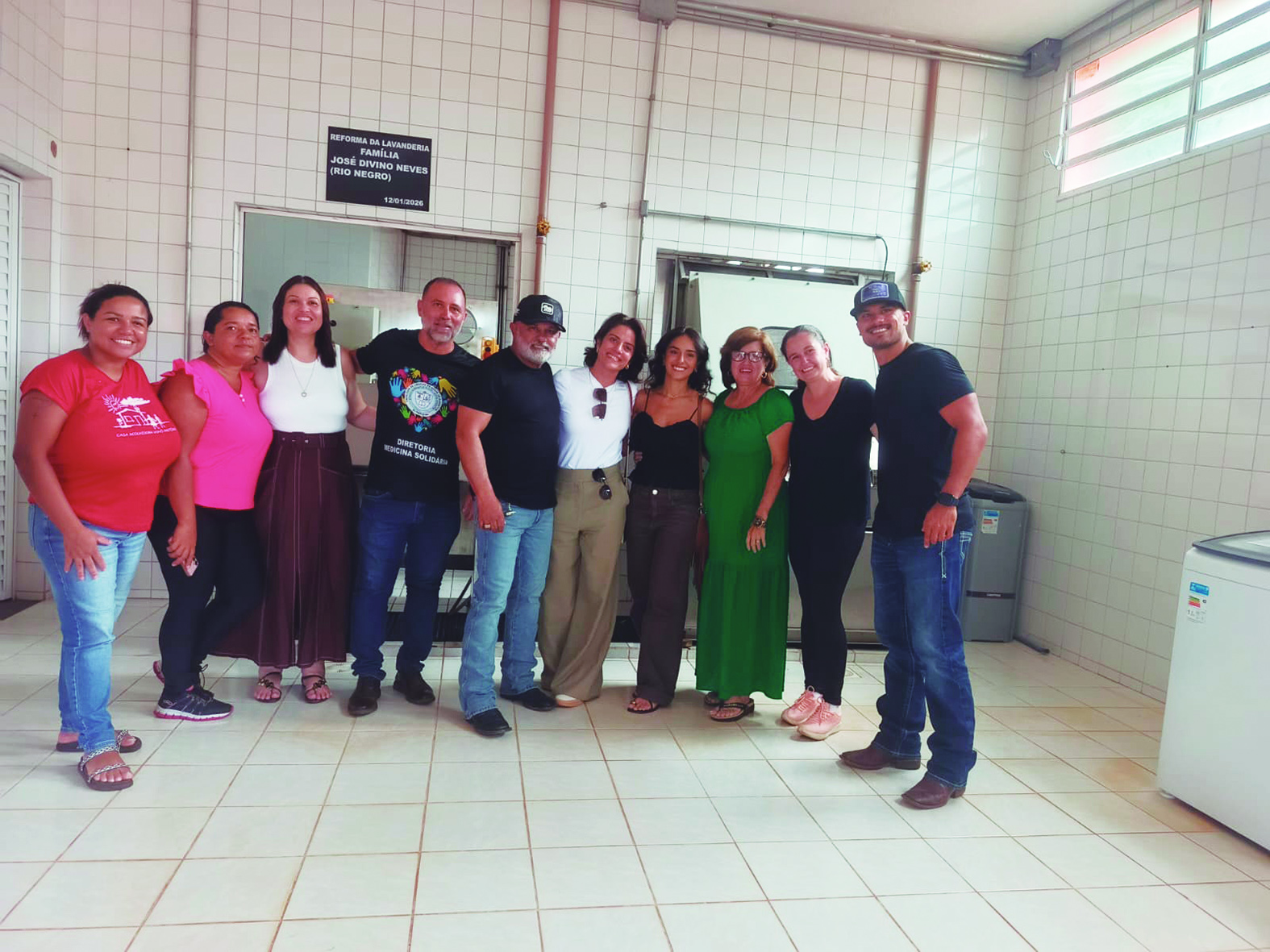 Cantor Rionegro participa de entrega da lavanderia da Casa Vovô Antônio