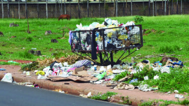 Descarte irregular de lixo persiste em avenida do bairro Dom Bosco