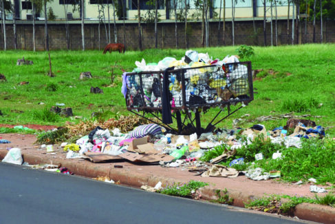 Descarte irregular de lixo persiste em avenida do bairro Dom Bosco