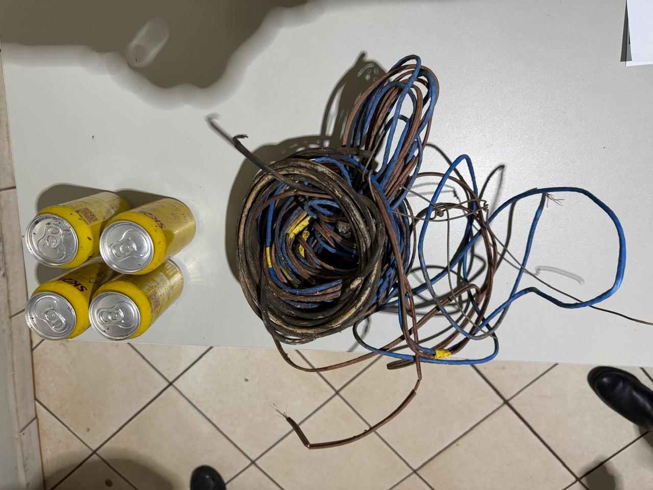Ladrão é preso em flagrante por furto de fios e latas de cerveja
