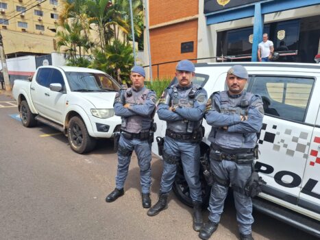 Os policiais militares da equipe de Força Tática, cabo Paulo, cabo Martins e soldado Adriano Reis, durante patrulhamento pela cidade de Barretos, foram informados via COPOM de que, através do programa Centry