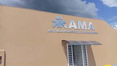 Entidade entrega obras para melhorar atendimento a autistas