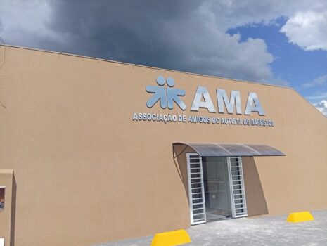 Entidade entrega obras para melhorar atendimento a autistas