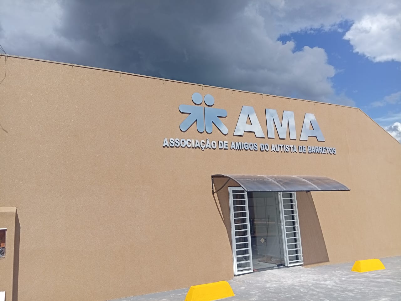 Entidade entrega obras para melhorar atendimento a autistas