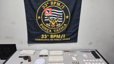 As equipes da Força Tática, após obterem informações de que dois homens, identificados como A. B., e uma mulher, identificada como C., seriam responsáveis pela guarda e distribuição de drogas em Olímpia