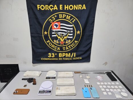 As equipes da Força Tática, após obterem informações de que dois homens, identificados como A. B., e uma mulher, identificada como C., seriam responsáveis pela guarda e distribuição de drogas em Olímpia