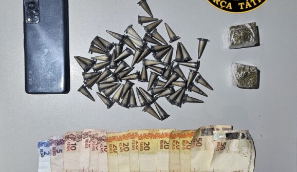 Os policiais militares da Força Tática, por meio das equipes chefiadas pelo tenente Luiz Neto e pelo sargento Uewerton, juntamente com o policiamento com motos da ROCAM