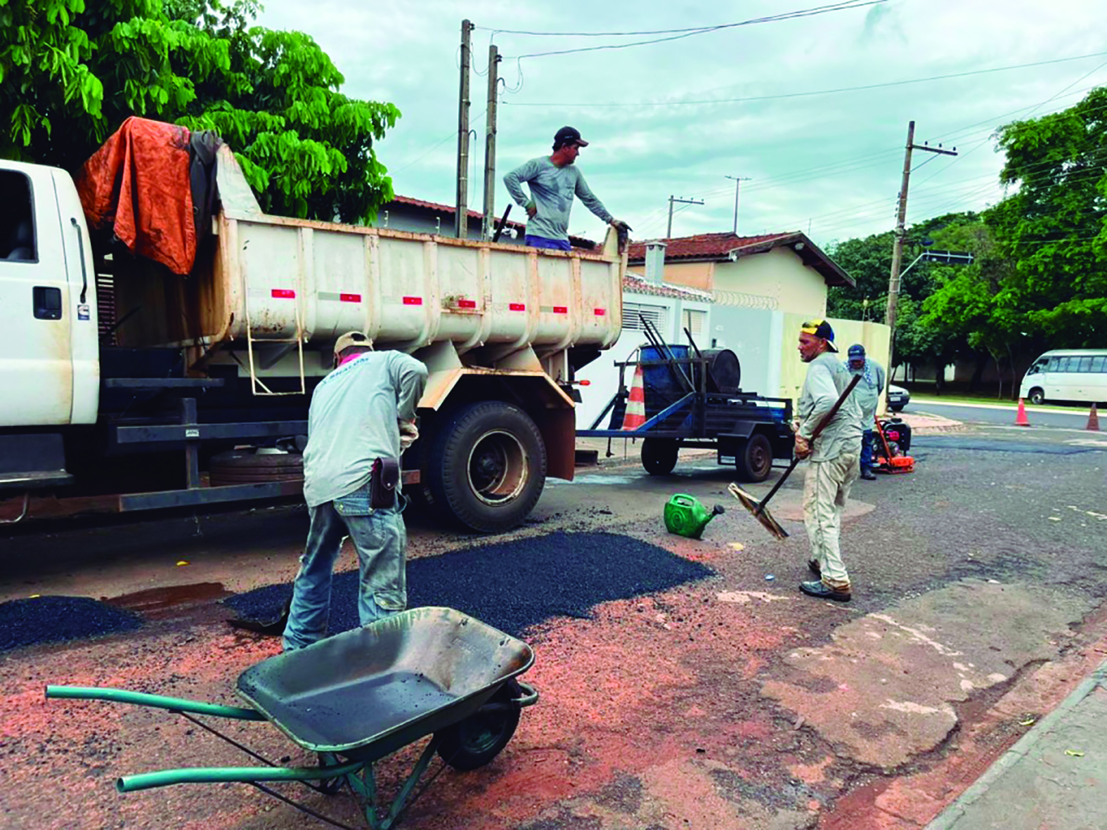 Operação Tapa-Buracos atende solicitações da população, afirma secretário 