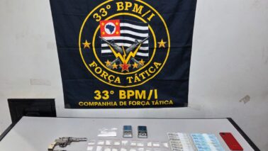 Os policiais militares da equipe de Força Tática apresentaram no Plantão Policial uma ocorrência de tráfico de drogas, posse ilegal e porte ilegal de arma de fogo. Com a prisão de dois envolvidos foi esclarecido o roubo de uma caminhonete Hillux, que foi roubada em Barretos, no dia 7 de janeiro.