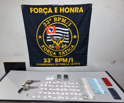 Os policiais militares da equipe de Força Tática apresentaram no Plantão Policial uma ocorrência de tráfico de drogas, posse ilegal e porte ilegal de arma de fogo. Com a prisão de dois envolvidos foi esclarecido o roubo de uma caminhonete Hillux, que foi roubada em Barretos, no dia 7 de janeiro.
