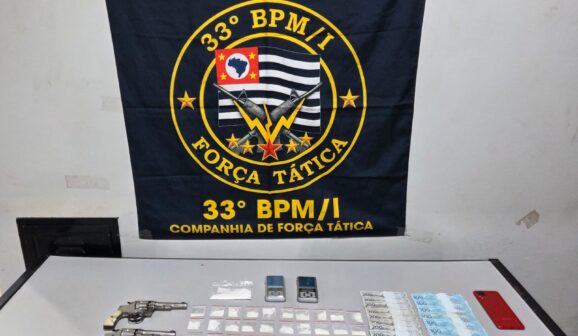 Os policiais militares da equipe de Força Tática apresentaram no Plantão Policial uma ocorrência de tráfico de drogas, posse ilegal e porte ilegal de arma de fogo. Com a prisão de dois envolvidos foi esclarecido o roubo de uma caminhonete Hillux, que foi roubada em Barretos, no dia 7 de janeiro.