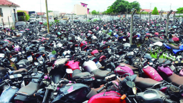 Mais de 3 mil veículos lotam pátio de secretaria de trânsito