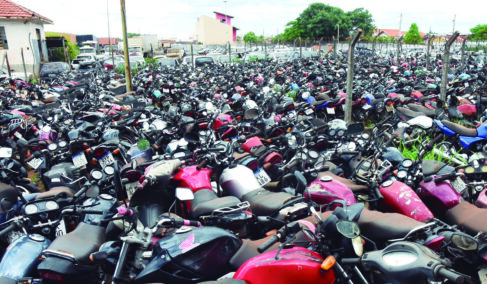 Mais de 3 mil veículos lotam pátio de secretaria de trânsito