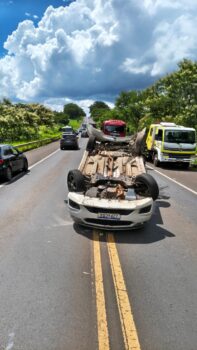 Água na pista provoca acidente na rodovia Armando Sales 