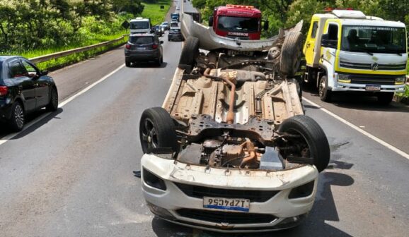 Água na pista provoca acidente na rodovia Armando Sales 